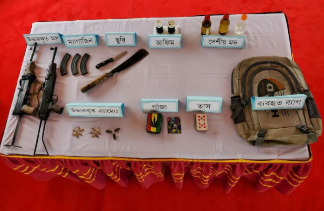 বান্দরবানে সেনাবাহিনীর অভিযানে রাশিয়ান ২টি এসএমজি ও গোলাবারুদ উদ্ধার