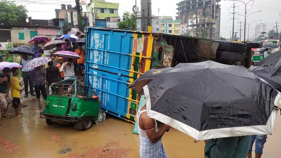 সড়কে গর্ত, কাভার্ডভ্যান উল্টে পড়লো সিএনজির উপর