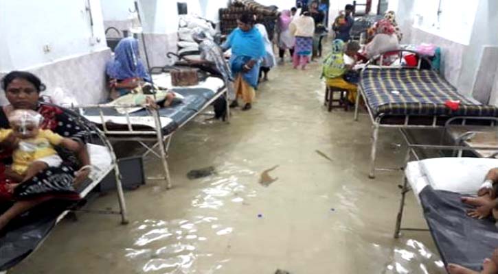 বৃষ্টি আর জোয়ারের পানি বাড়িয়েছে হাসপাতালের দুর্ভোগ 