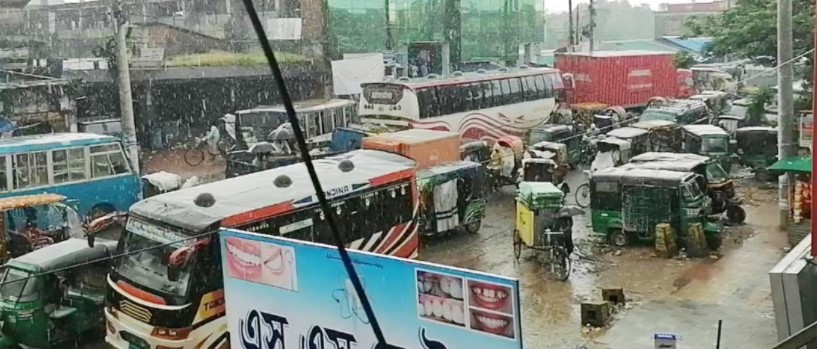 ঈদগাঁও বাস-স্টেশনে থামছে না যানজট!