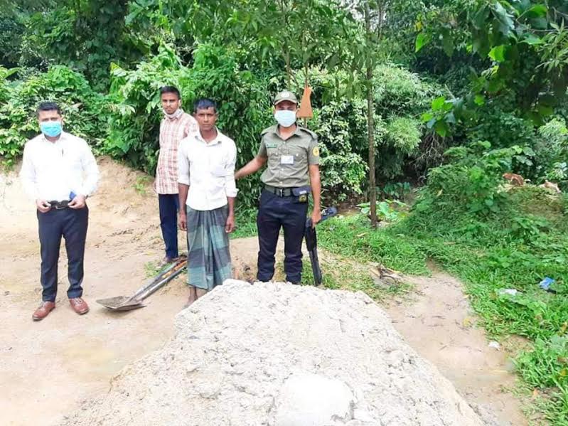 লোহাগাড়ায় অবৈধ বালু উত্তোলনের দায়ে যুবককে কারাদণ্ড
