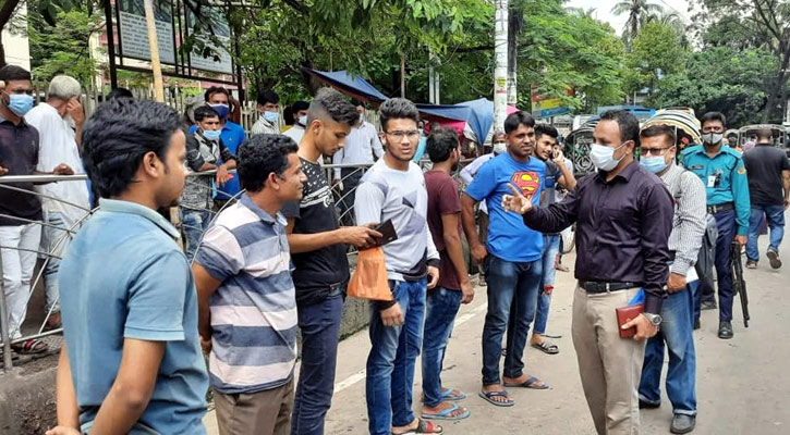 মাস্ক না পরে বাইরে আসায় ৫০ জনকে জরিমানা