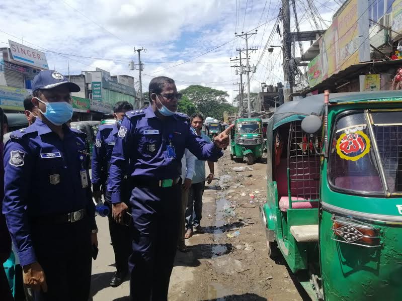 রাঙ্গুনিয়া এলোমেলো গাড়ি পার্কিং,সড়ক শৃঙ্খলায় এএসপির দিনভর অ্যাকশন