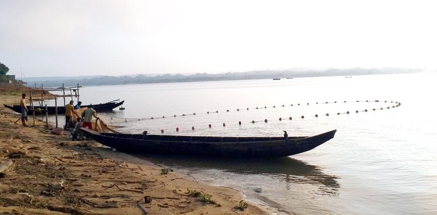 পাহাড়ি সন্ত্রাসীদের অর্ধকোটি টাকা চাঁদা দাবি: কাপ্তাই হ্রদে মাছ ধরা বন্ধ