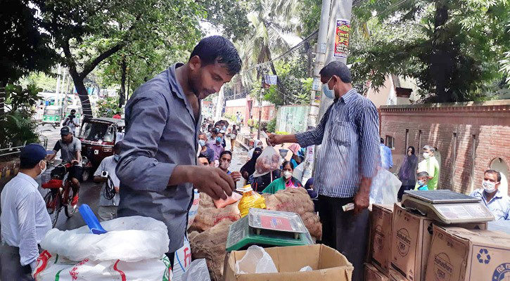 ১০ ট্রাকে টিসিবির পেঁয়াজ বিক্রি চট্টগ্রামে
