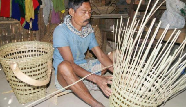 আধুনিকতার ছোঁয়ায় পার্বত্য চট্রগ্রাম থেকে হারিয়ে যাচ্ছে বাঁশ ও বেত শিল্প