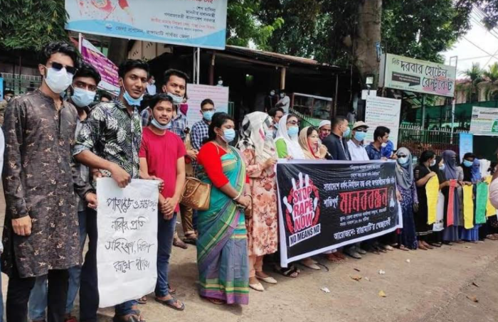 সারাদেশে ধর্ষণ নির্যাতন বন্ধসহ অপরাধীদের শাস্তির দাবীতে রাঙামাটিতে মানববন্ধন