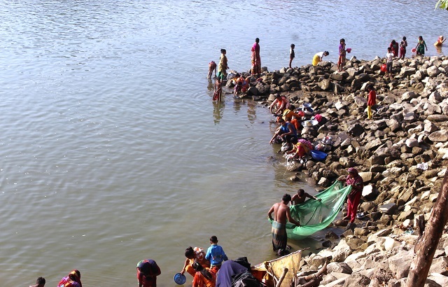 শঙ্খ নদীতে বিষ প্রযোগ করে মাছ নিধন