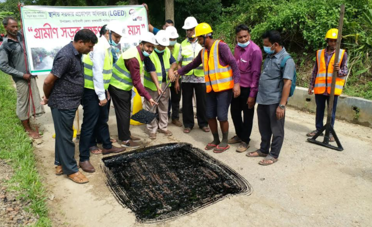 এলজিইডি’র উদ্যোগে রাঙামাটির সড়কগুলোতে শুরু হয়েছে মাসব্যাপী রক্ষনাবেক্ষণ কর্মসূচী