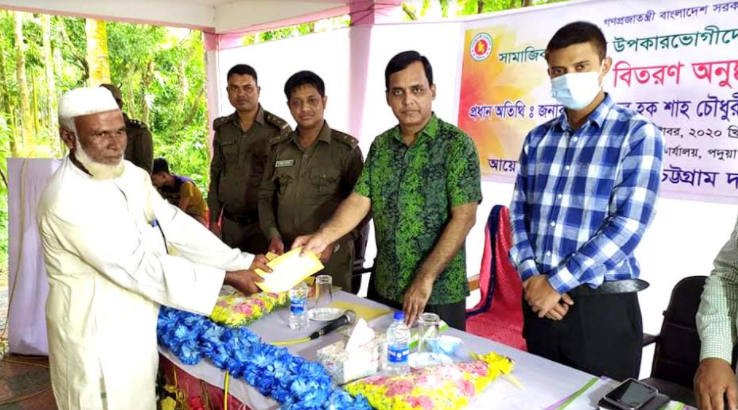 লোহাগাড়ায় উপকারভোগীদের মাঝে লভ্যাংশের চেক বিতরণ