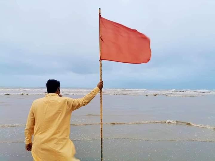 কক্সবাজার সমুদ্র সৈকতে সংকেত মানছে না পর্যটকরা