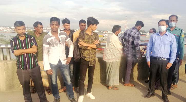 মাস্ক ছাড়া গণপরিবহনে উঠায় ১২ যাত্রীর জরিমানা