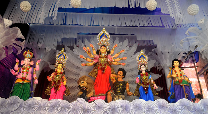 শেষ হয়েছে অপেক্ষার পালা, মণ্ডপে যাচ্ছেন প্রতিমা