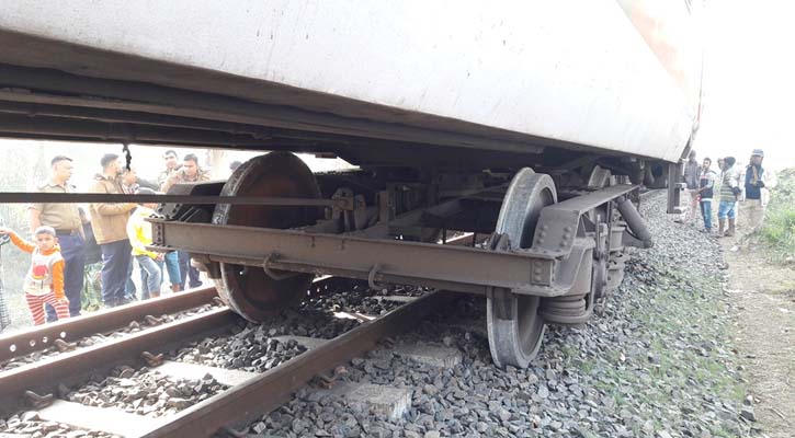 দুর্ঘটনায় দোহাজারী পিডিবির শাটল ট্রেন