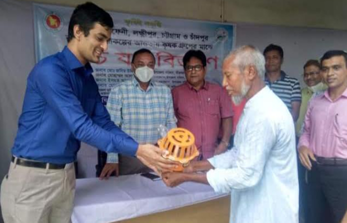 মীরসরাইয়ে ১০টি কৃষক গ্রুপের মাঝে সেচ যন্ত্র বিতরণ