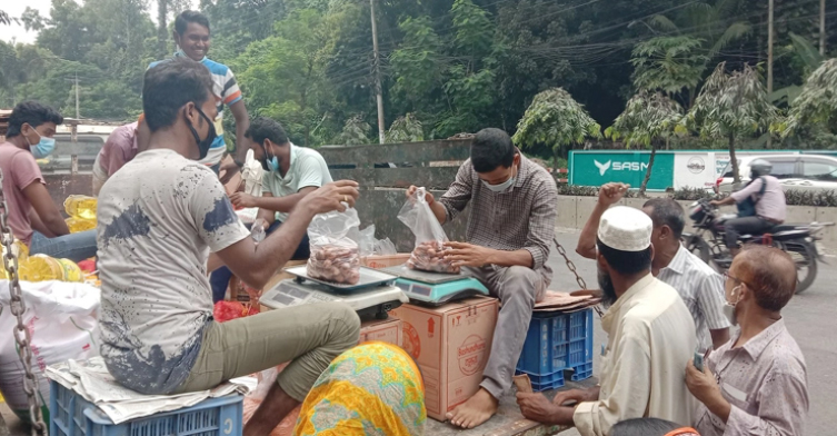 ৩০ টাকায় পেঁয়াজ কিনতে ভিড়