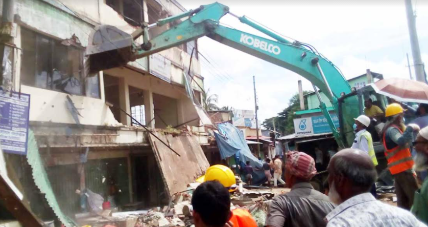 দোহাজারীতে ৩ শতাধিক দোকান উচ্ছেদ, অভিযানে বিক্ষুদ্ধ জনতার বাধা