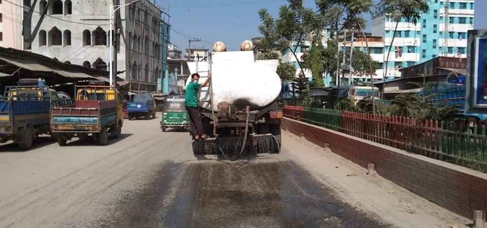 পরিবেশ রক্ষায় নগরীর রাস্তায় পানি ছিটাচ্ছে চসিক
