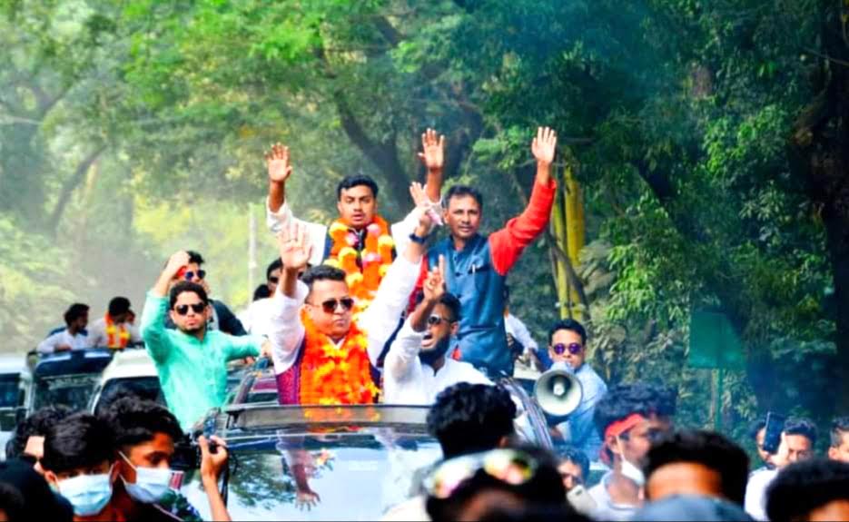 লোহাগাড়া ছাত্রলীগের সভাপতি -সম্পাদককে বিশাল শো-ডাউন ও ফুলেল মালা দিয়ে বরণ