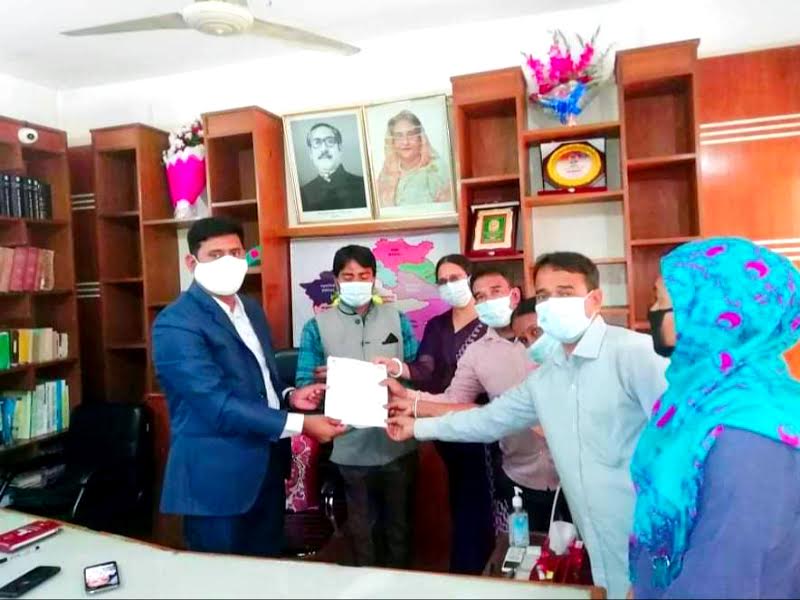বেতন বৈষম্য নিরসনের দাবিতে লোহাগাড়ায় স্বাস্থ্য সহকারীদের স্বারকলিপি