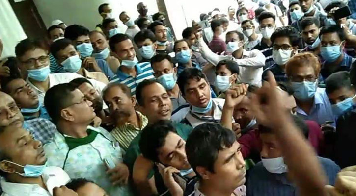 সিঅ্যান্ডএফ কর্মচারী লাঞ্ছিত, কাস্টম হাউসে কাজ বন্ধ রেখে প্রতিবাদ
