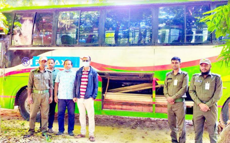 লোহাগাড়ায় চিরাই কাঠসহ রিলাক্স প‌রিবহন গাড়ি জব্দ
