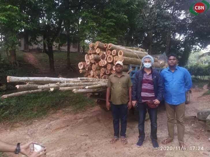 চকরিয়ার হারবাংয়ে গাছ ভর্তি পিকআপ গাড়ি জব্দ