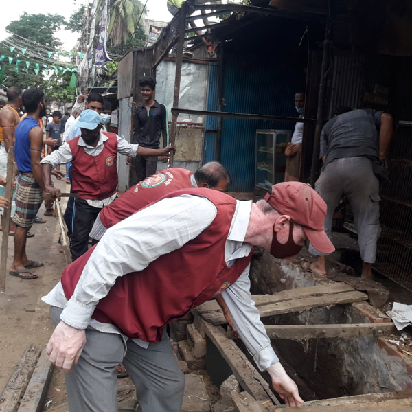নালা দখলমুক্ত করল চসিকের ভ্রাম্যমাণ আদালত