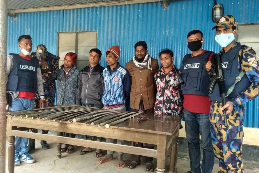 টেকনাফে অস্ত্রসহ ৫ ‘রোহিঙ্গা সন্ত্রাসী’ গ্রেফতার