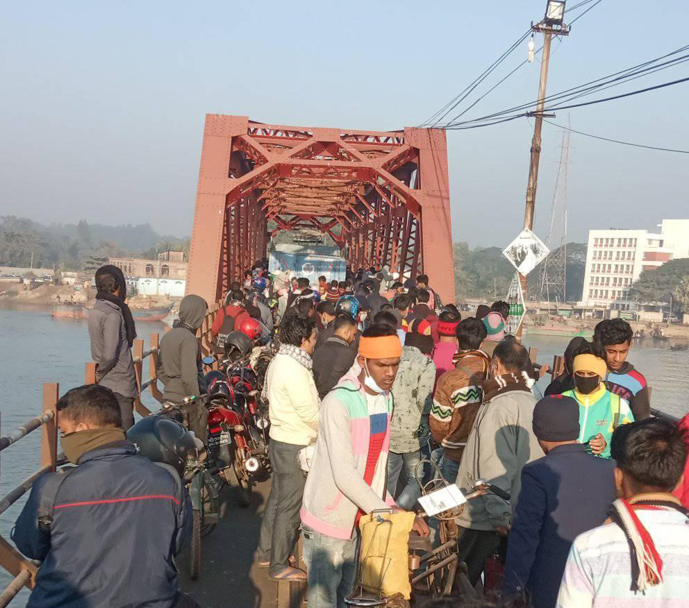কালুরঘাট সেতুতে কাভার্ডভ্যানে আটকে দীর্ঘ জট