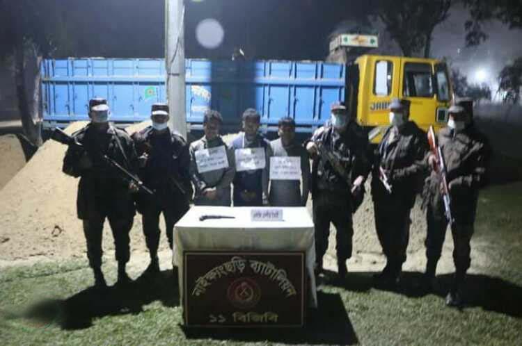 নাইক্ষ্যংছড়িতে বালুবাহী ট্রাক থেকে অস্ত্র উদ্ধার : আটক ৩