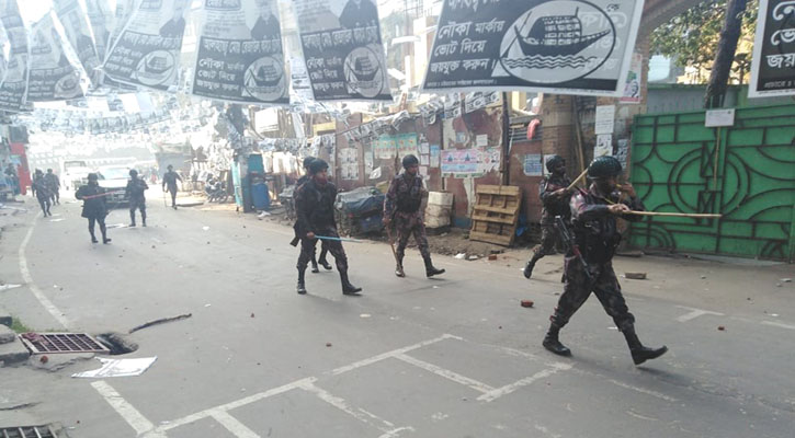 লালখানবাজারে ধাওয়া পাল্টা ধাওয়া