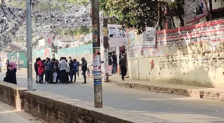 বাইরে দলীয় কর্মীদের জটলা, ভেতরে দেখা নেই ভোটারের