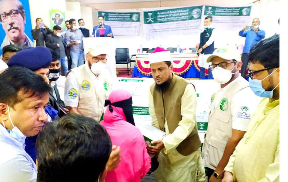 সাতকানিয়া-লোহাগাড়ায় দুঃস্থ ও দরিদ্রের মাঝে এমপি নদভীর খাদ্য সামগ্রী বিতরণ