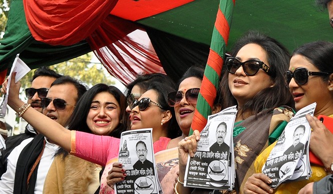 নৌকার পক্ষে ভোট চাইছেন এক ঝাঁক তারকা 