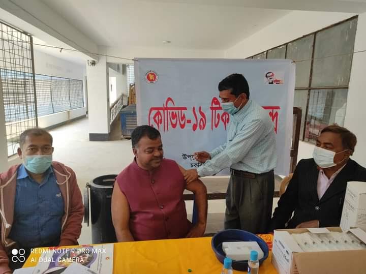 চকরিয়ায় জনপ্রতিনিধি হিসাবে প্রথম টিকা নিলেন পৌরসভার  মেয়র আলমগীর চৌধুরী