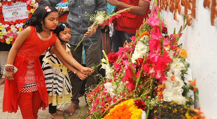 করোনার ভয় জয় করে চট্টগ্রামে ভাষা শহীদদের প্রতি শ্রদ্ধা
