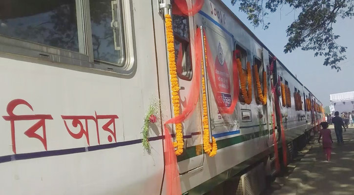 একজন যাত্রী নিয়েও ছুটছে ডেমু ট্রেন! 