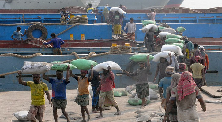 কষ্টে ভরা মাঝিরঘাটের শ্রমিক জীবন
