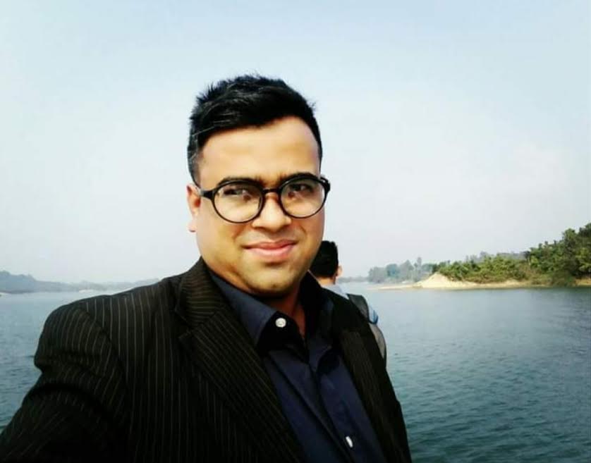 বাসের ধাক্কায় মোটর বাইক আরোহী আইনজীবী নিহত