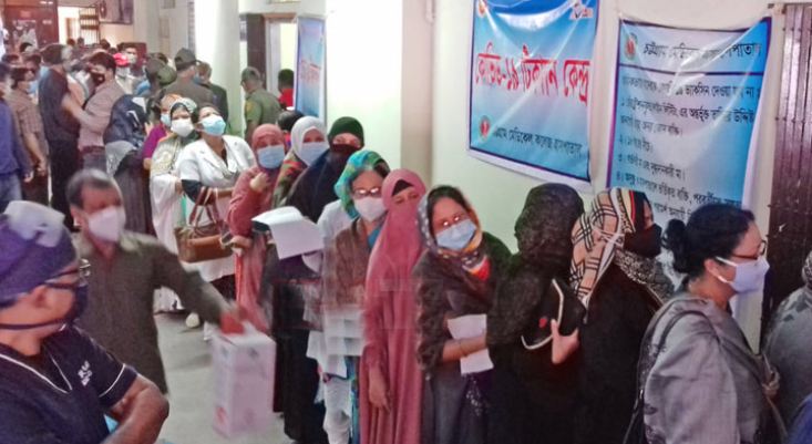 চমেকে করোনার টিকা নিতে উপচে পড়া ভিড়