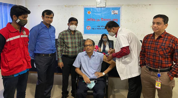 টিকা গ্রহণ করেছেন চট্টগ্রামে নিযুক্ত ভারতীয় সহকারী হাই কমিশনার