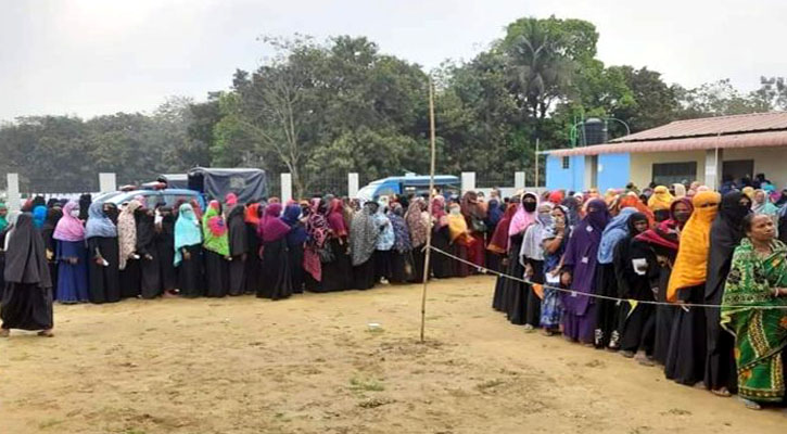 উৎসবমুখর পরিবেশে চট্টগ্রামের তিন পৌরসভায় ভোটগ্রহণ চলছে 