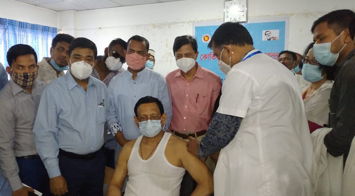 করোনা প্রতিরোধে টিকা নিলেন চসিক মেয়র রেজাউল