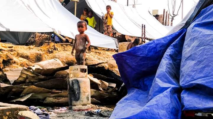 উখিয়ার বালুখালী রোহিঙ্গা ক্যাম্পে ধ্বংসস্তুপে বাঁচার নতুন স্বপ্ন