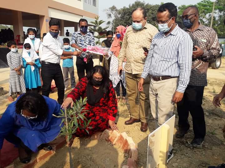  উখিয়ায় উন্নয়ন কার্যক্রম পরিদর্শনে ওয়ার্ল্ড ব্যাংকের কান্ট্রি ডিরেক্টর