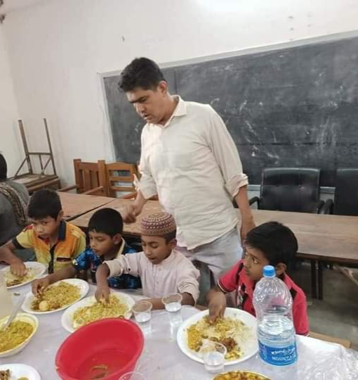 বারইয়ারহাট পৌরসভায় গরীব, দুস্থ ও এতিমদের জন্য খাবারের আয়োজন