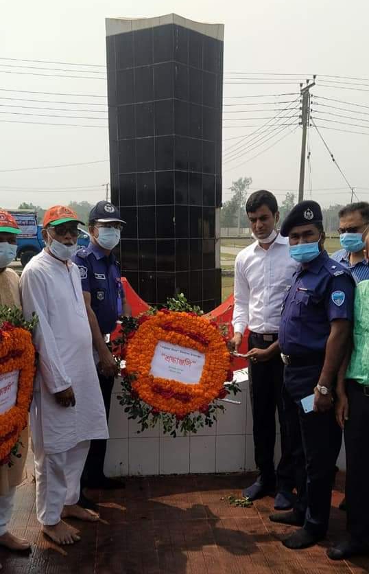 গণহত্যা দিবসে বধ্যভূমিতে পুস্পস্তবক অর্পন
