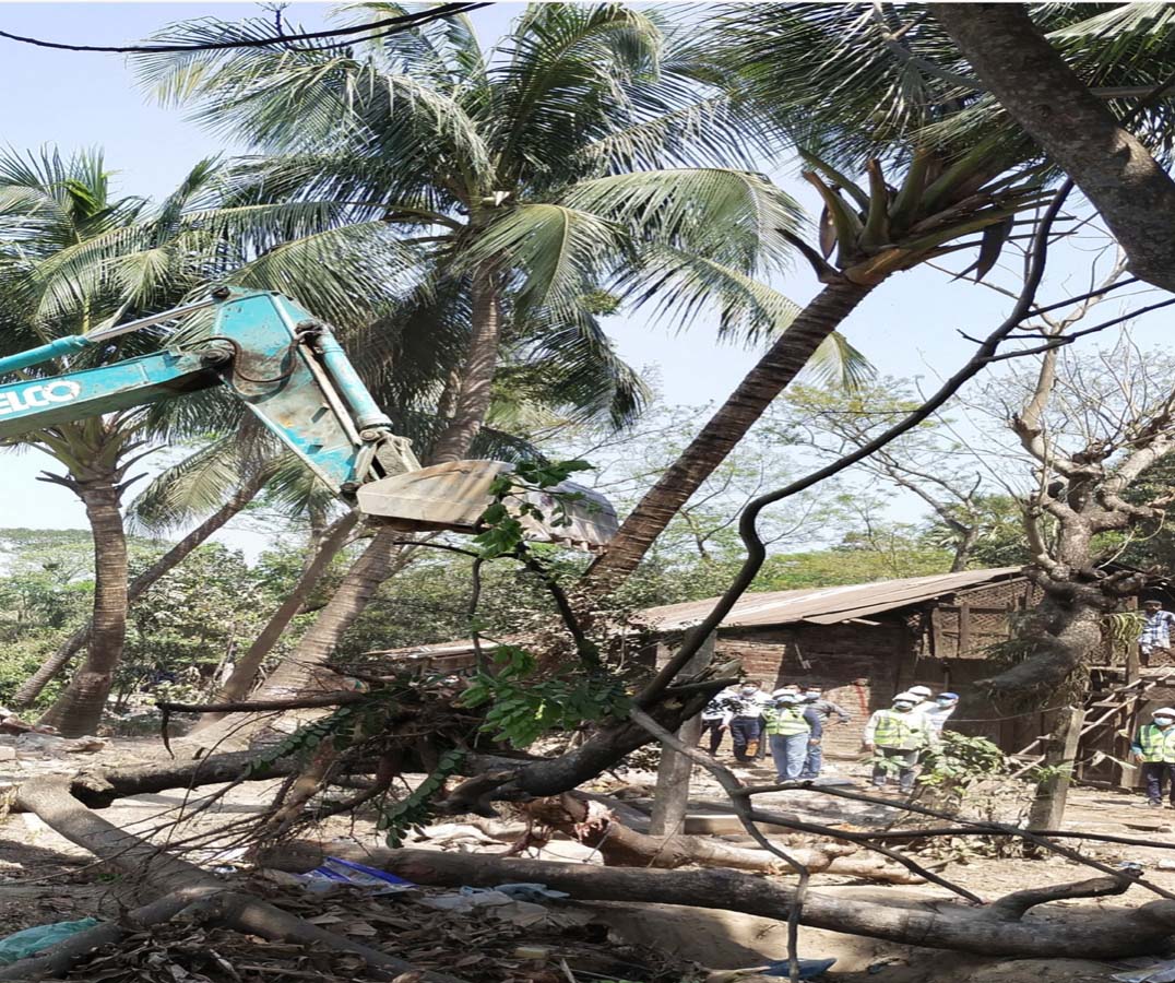 চন্দনাইশে সড়ক বিভাগের উচ্ছেদ অভিযান