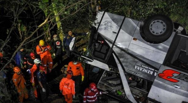 ইন্দোনেশিয়ায় স্কুলবাহী বাস খাদে পড়ে নিহত ২৭